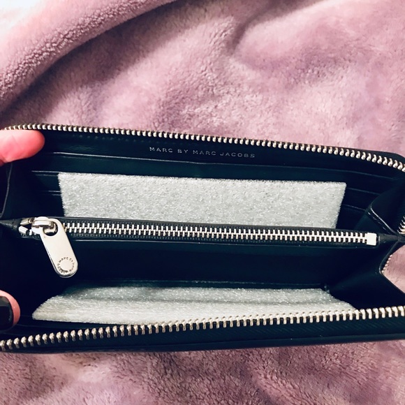 MARC JACOBS ZIP AROUND LEATHER WALLET GENTLY LOVED - Picture 4 of 5